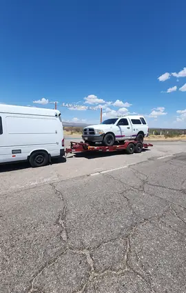 Alternativa a grúas en Chihuahua: van con remolque trasladando una pick-up