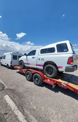 Traslado carretero de camioneta en plataforma en Chihuahua