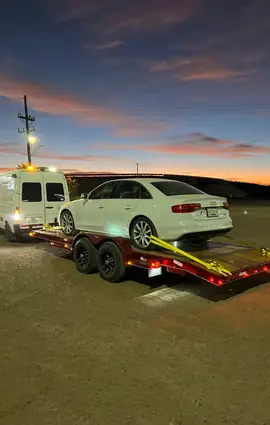Traslado de auto en plataforma en Chihuahua al atardecer