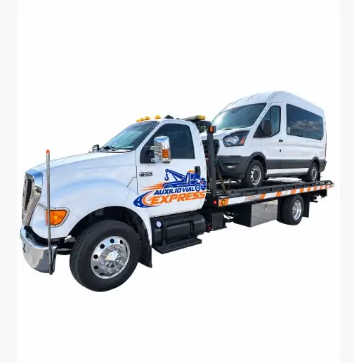 Grúa de Auxilio Vial Express en Chihuahua trasladando una van