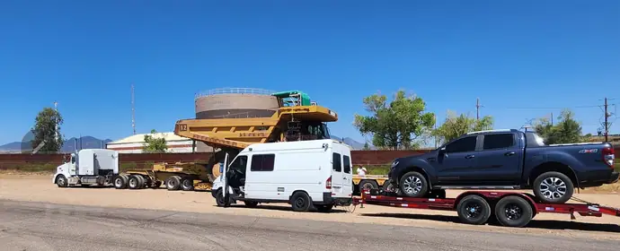 Traslado carretero en plataforma en Chihuahua: van de Auxilio Vial Express remolcando una camioneta